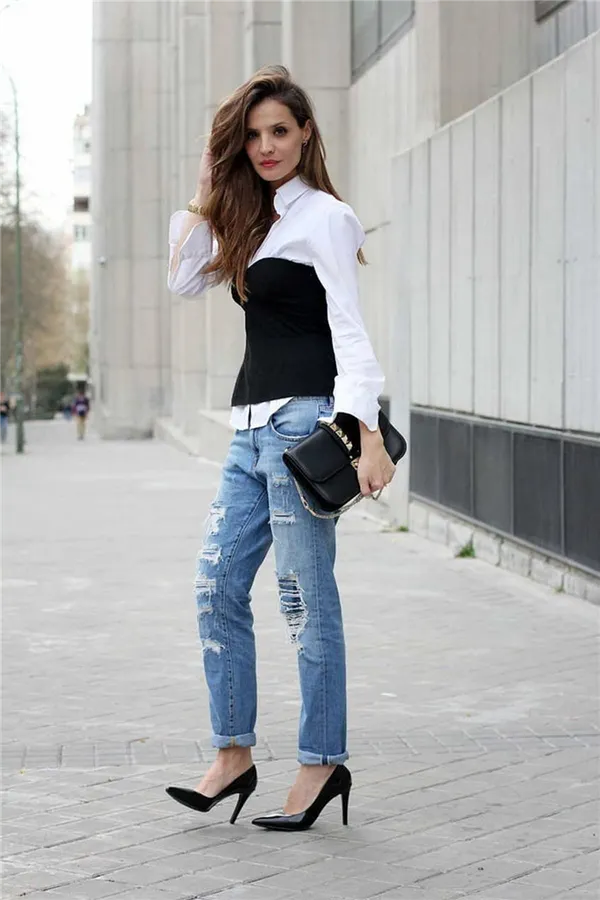 белая женская рубашка с джинсами, черным корсетом и туфлями на каблуках