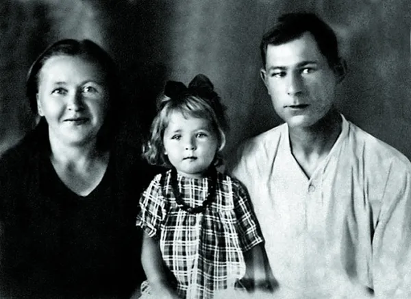 Редкое фото маленькой Раисы Рязановой с мамой и папой