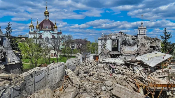 Разрушенное здание Донецкого академического областного драматического театра в Мариуполе. Слева — храм Покрова Божией Матери5