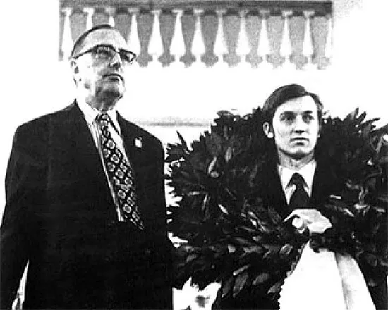 Президент ФИДЕ Макс Эйве и двенадцатый чемпиона мира по шахматам Анатолий Карпов (1975 год)
