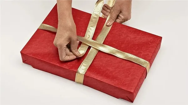 Как красиво упаковать подарок: 5 пошаговых описаний для презентов разной формы