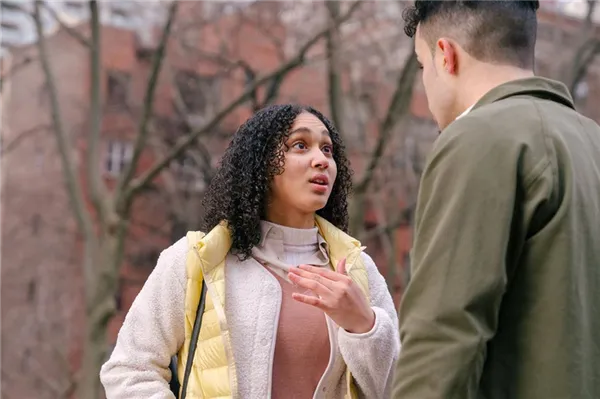 Девушка эмоционально разговаривает с парнем на улице