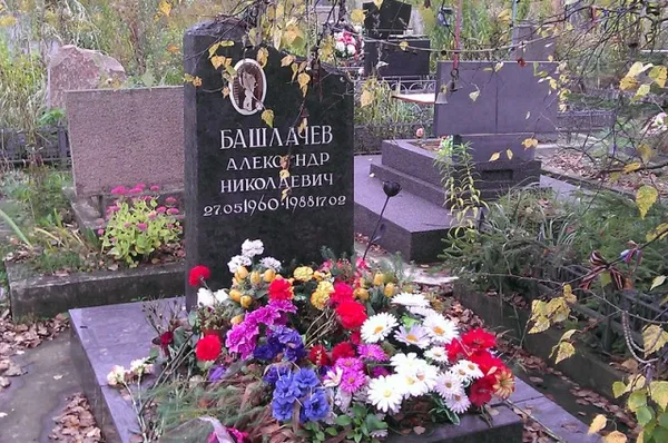 17 февраля 1988 года Александр Башлачев покончил с собой, выйдя из окна ленинградской квартиры на проспекте Кузнецова. 