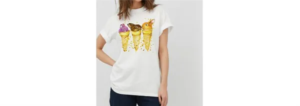 Фото девушки в модной удлиненной футболке с принтом
