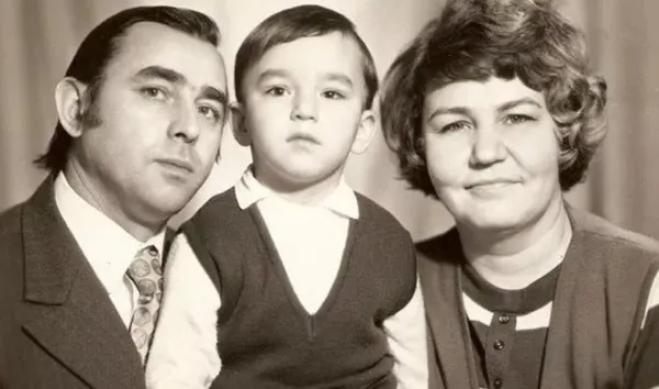 Кирилл Андреев в детстве (на фото: с родителями)