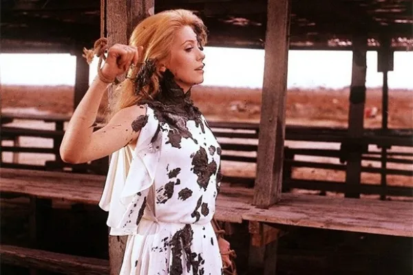 В 1967 году Катрин Денёв исполнила смелую роль Северины Серизи в драме Луиса Буньюэля «Дневная красавица», снятому по откровенному роману Жозефа Кесселя. Фильм получил восторженные отзывы критиков и премию «Золотой лев» в Венеции. Сама же актриса была ном