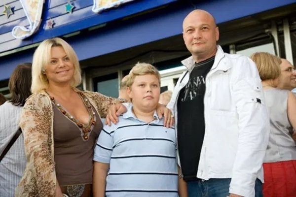 Никита Поплавский с родителями