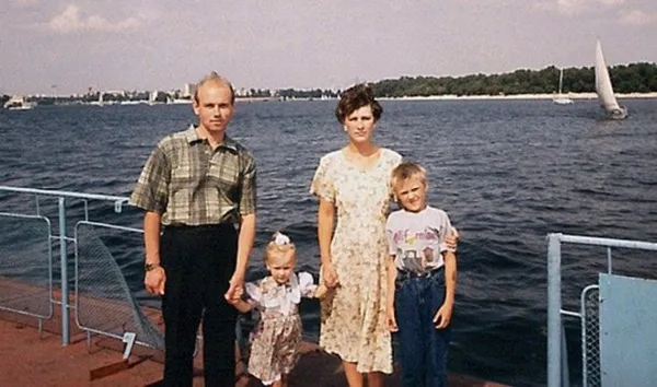 Анна Кошмал с родителями и братом