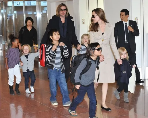 Анджелина Джоли с детьми и мужем