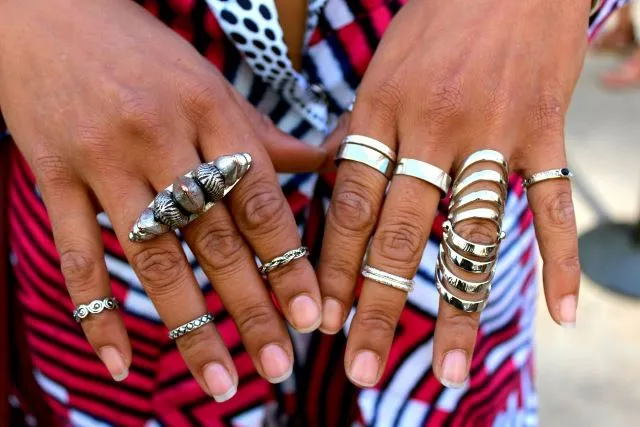 На каких пальцах носят кольца и их значение. Как правильно носить кольца 24