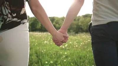 Как вы держитесь за руки, это многое расскажет о ваших отношениях. Как пары держаться за руки значения 17