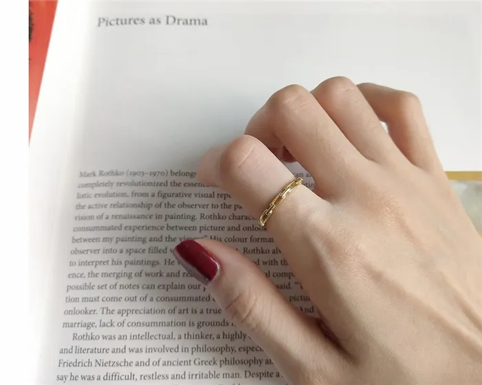 На каком пальце носить кольцо, и что это означает. На каком пальце какое кольцо носят 18