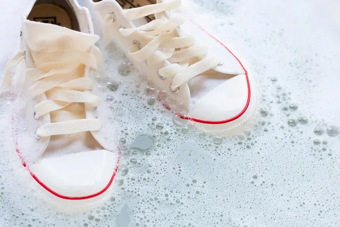 Как почистить белые кроссовки без стирки. Чем отмыть белые кроссовки в домашних условиях 21