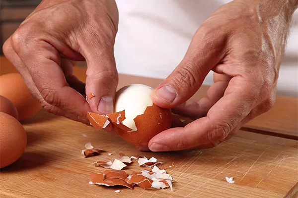 Как почистить вареное яйцо: 5 интересных способов. Как почистить яйцо вареное 39