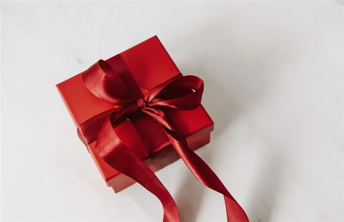 Как упаковать подарок: решения для разных форм и объемов. Как упаковать подарок в подарочную бумагу 11