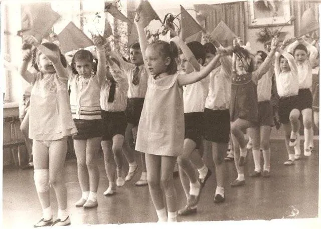 Почему советские девочки носили столь короткие платья. Почему в ссср девочки носили короткие платья? 2
