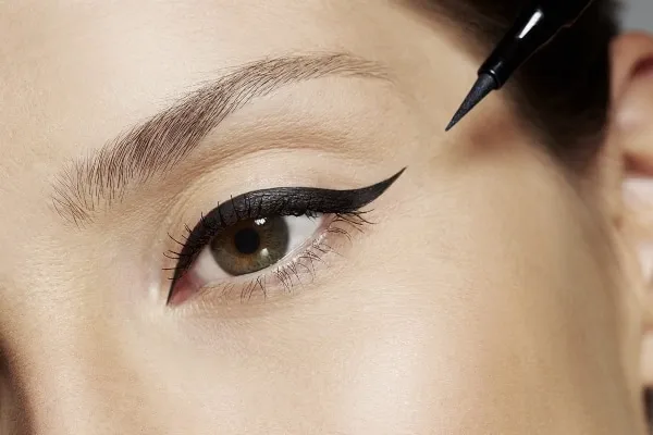 Как правильно сделать макияж со стрелками: пошаговые инструкции с фото. Как рисовать стрелки бабочки. 16