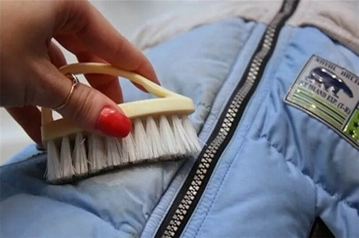 Как удалить жирное пятно с болоньевой куртки? Чистим в домашних условиях. Как удалить пятно на ткани болонья. 47