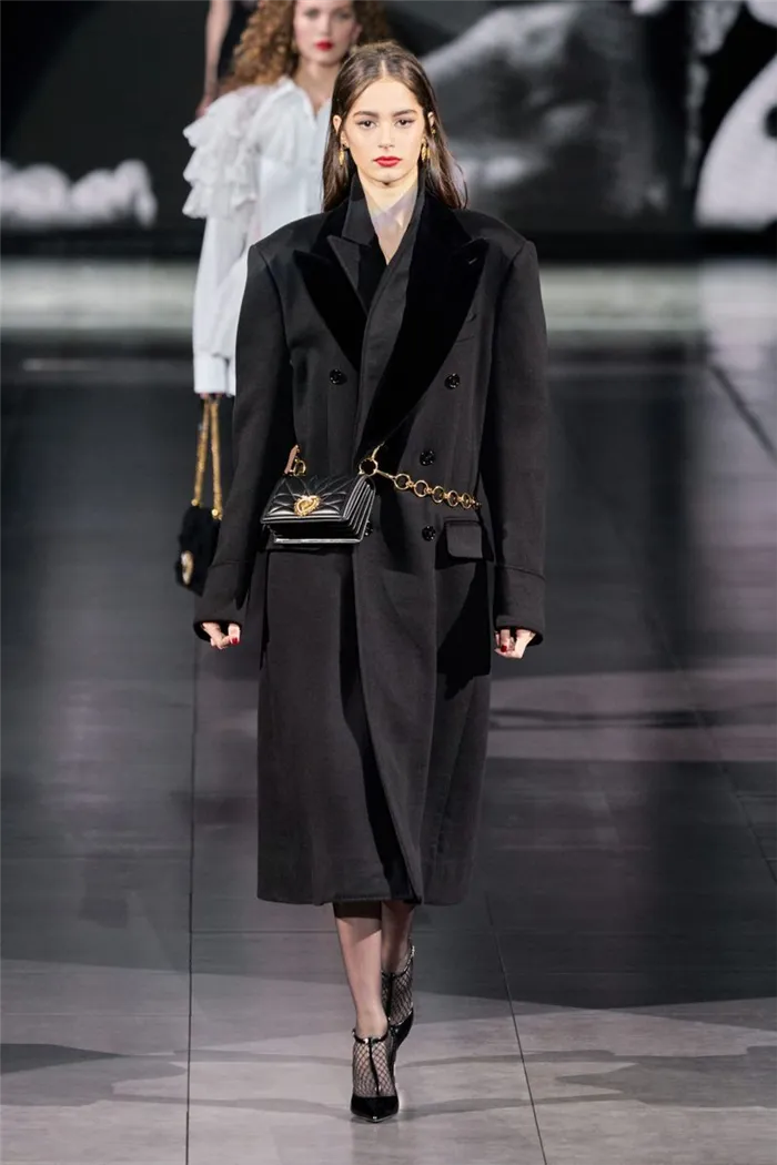 Модные женские пальто 2022-2023: ТОП самых актуальных моделек пальто. Какие пальто в моде. 46