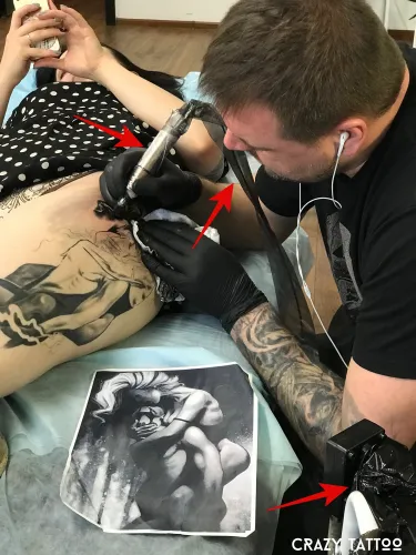 Процесс нанесения татуировки. Как делают татуировки девушкам. 18