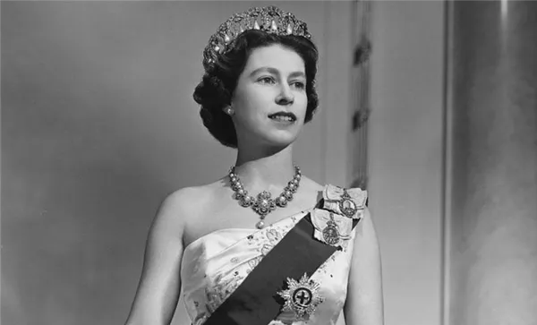 Королева Англии Елизавета Вторая: биография, семья, дети и внуки. Сколько лет елизавете второй английской королеве. 43